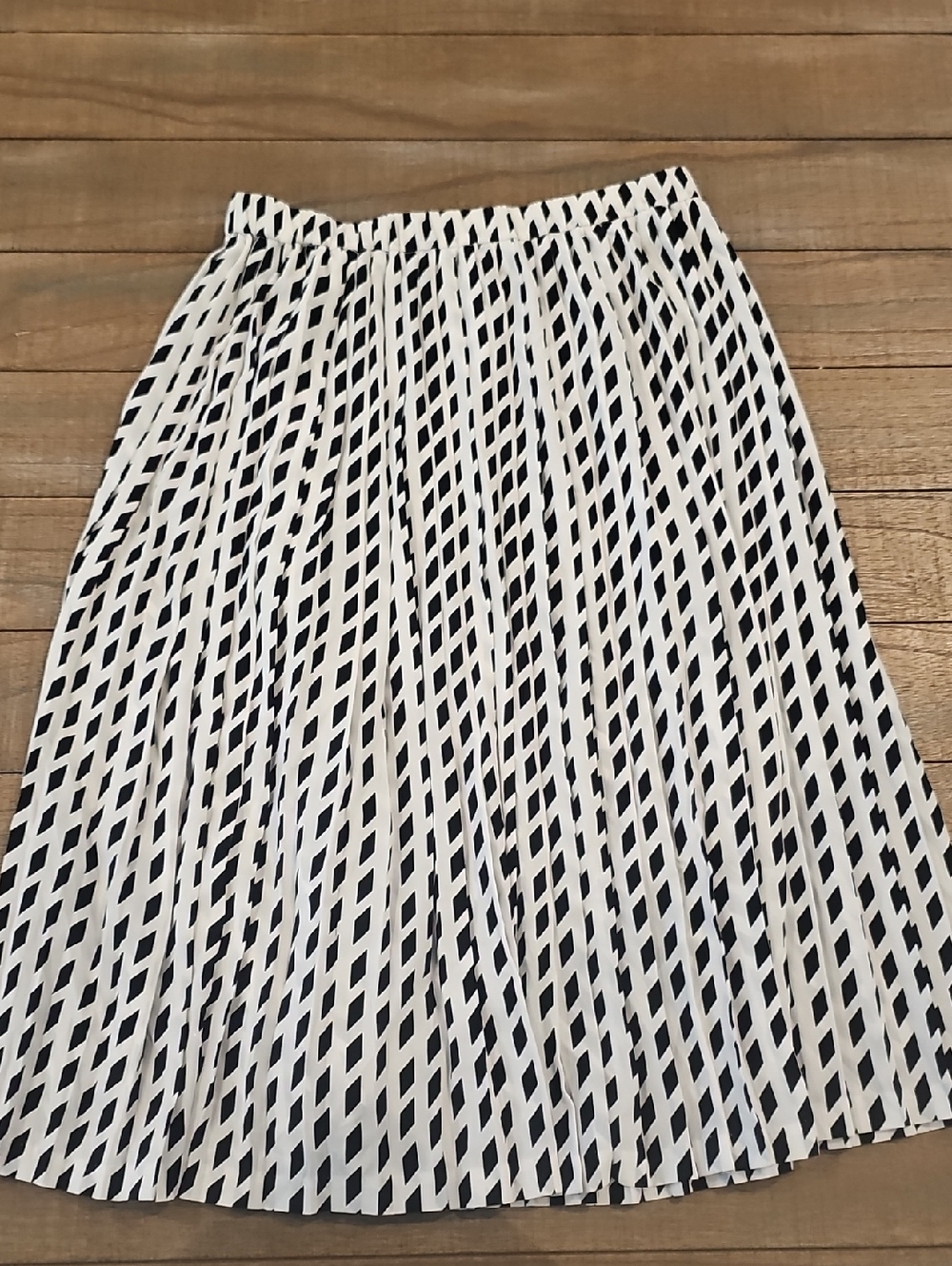 Banana Republic Black and White Geometric Pleated Midi Skirt
